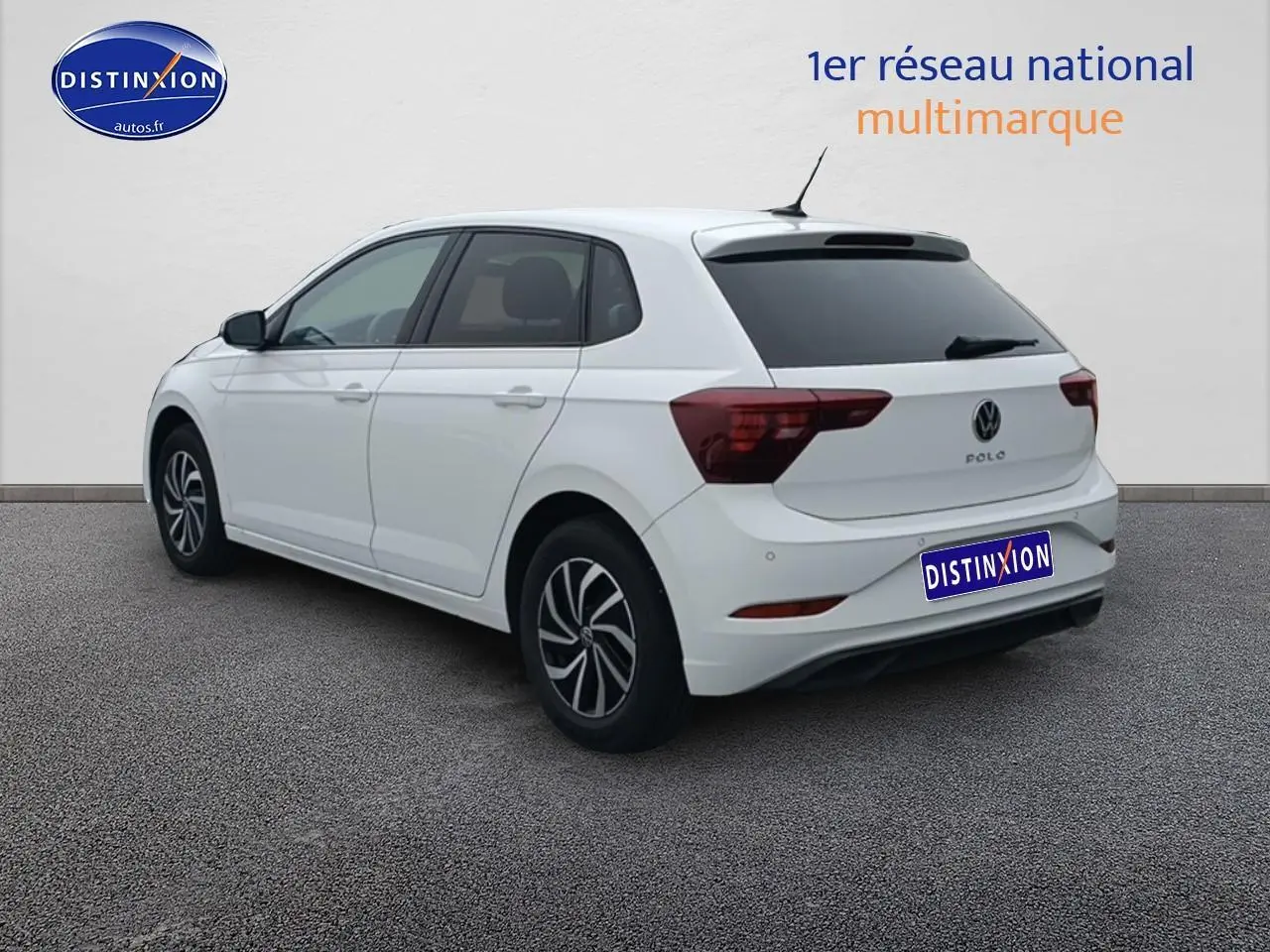 Vue 3/4 arrière droite d'une Volkswagen Polo blanche pure avec vitres arrière surteintées et jantes alliage 15 pouces.