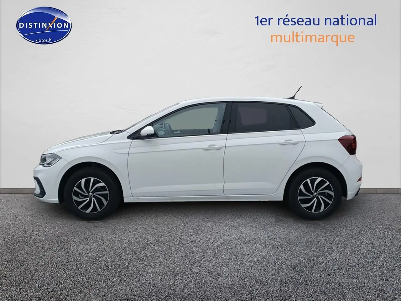 Profil droit d'une Volkswagen Polo blanche pure 2025 avec jantes alliage et vitres arrière surteintées.