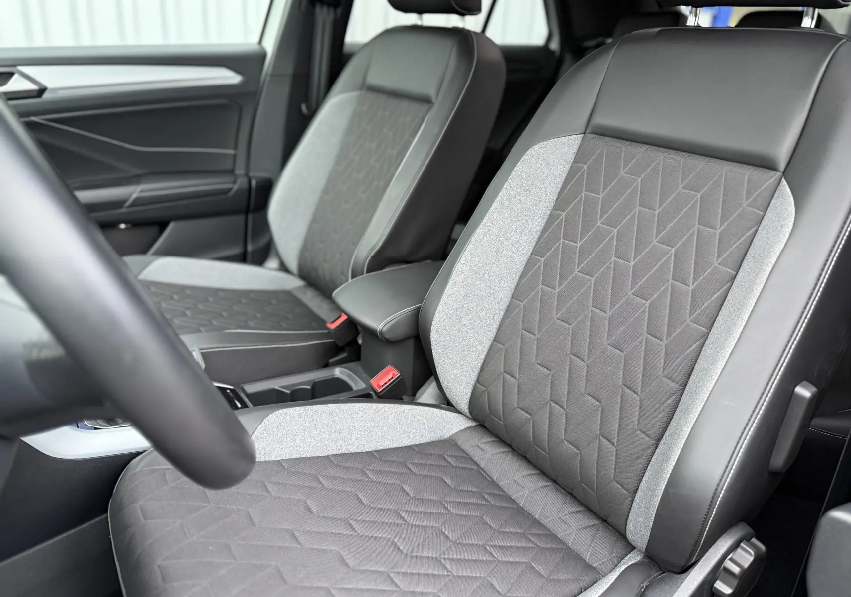 Gros plan sur les sièges avant gris et noirs du Volkswagen T-Roc 2.0 TDI 150ch Life Plus, intérieur moderne et soigné.
