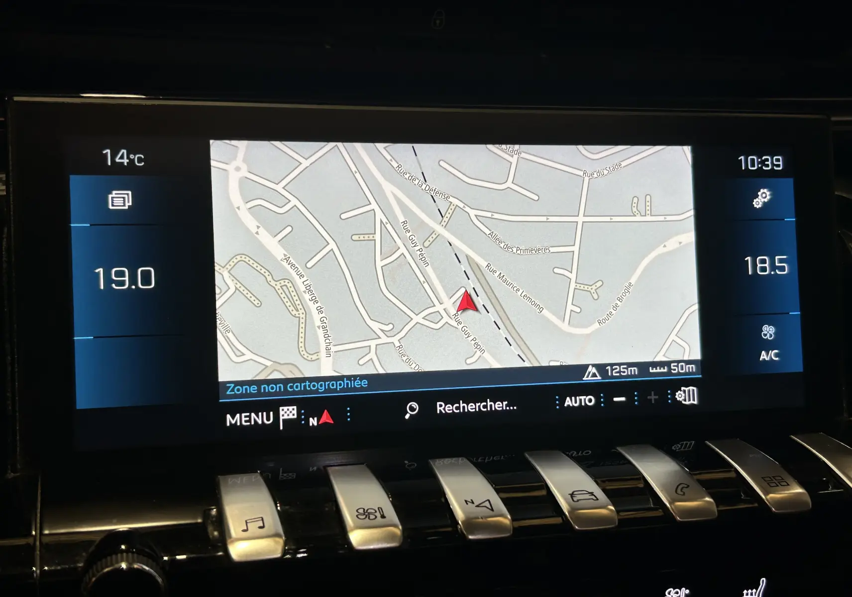Écran central de navigation de Peugeot 508 SW 2019 avec carte, température et commandes tactiles visibles.