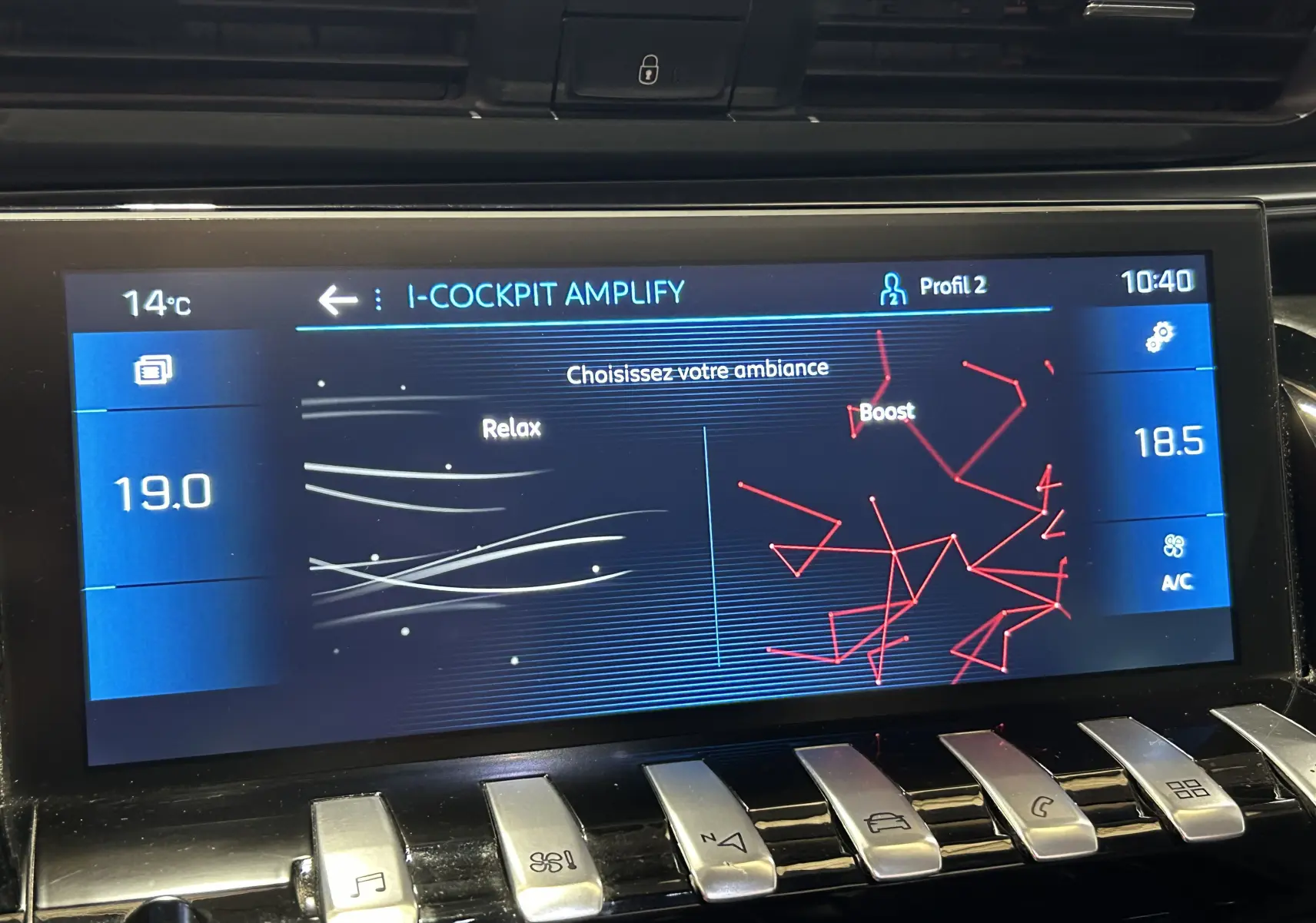 Écran tactile central de la Peugeot 508 SW gris Platinium, affichant le réglage d’ambiance entre Relax et Boost.