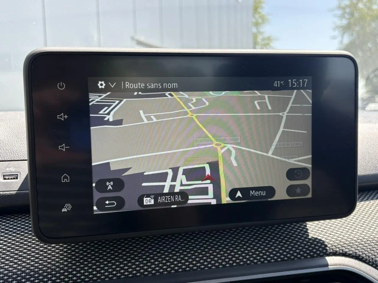 Écran tactile 8 pouces du GPS Dacia Sandero Stepway 2025 affichant une carte de navigation en intérieur.