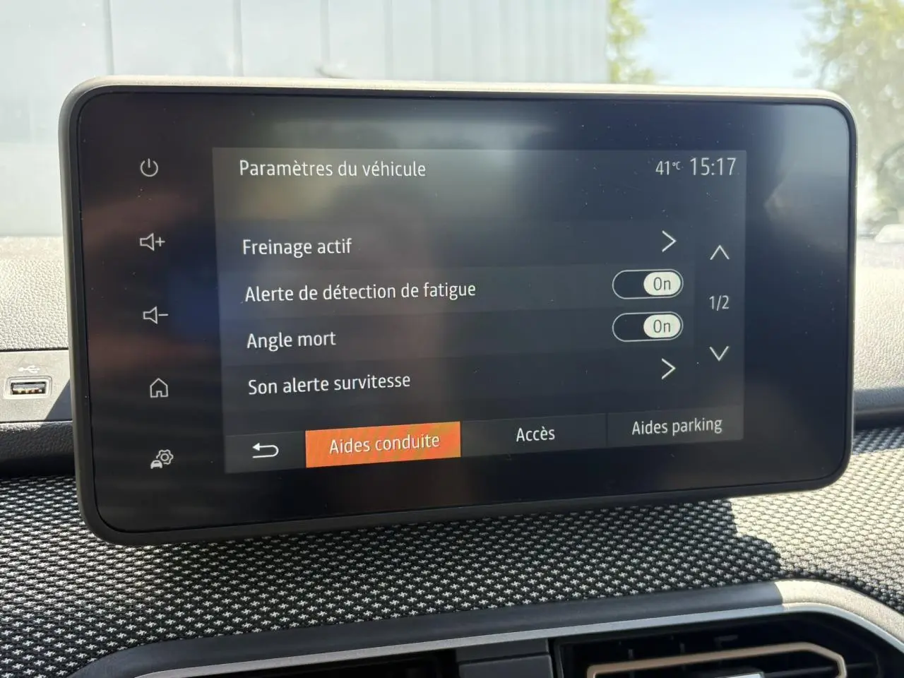 Écran tactile central du tableau de bord de la Dacia Sandero Stepway 2025 affichant les aides à la conduite.