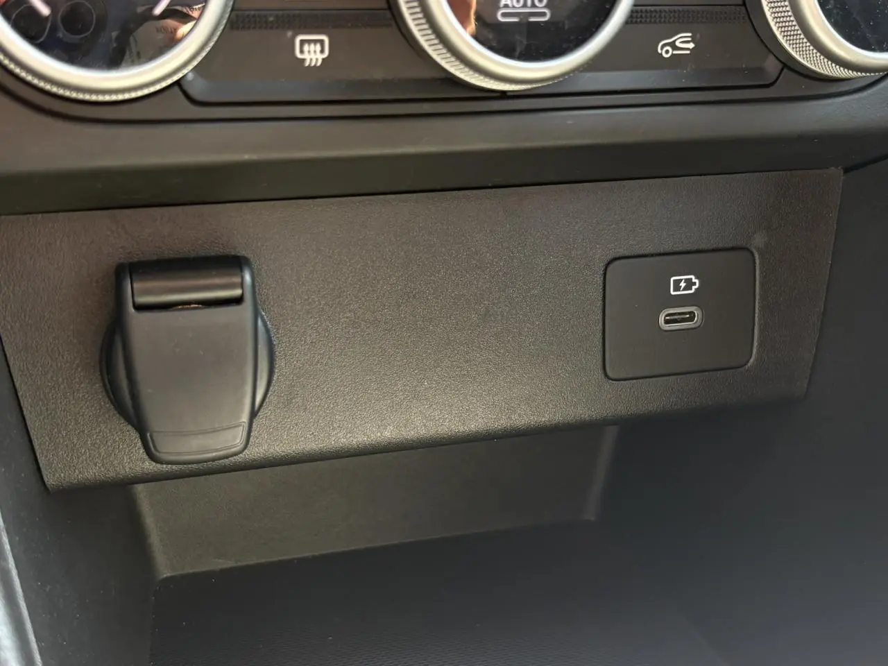 Gros plan sur la console centrale noire du Dacia Sandero Stepway 2025, montrant prise USB-C et prise 12V.