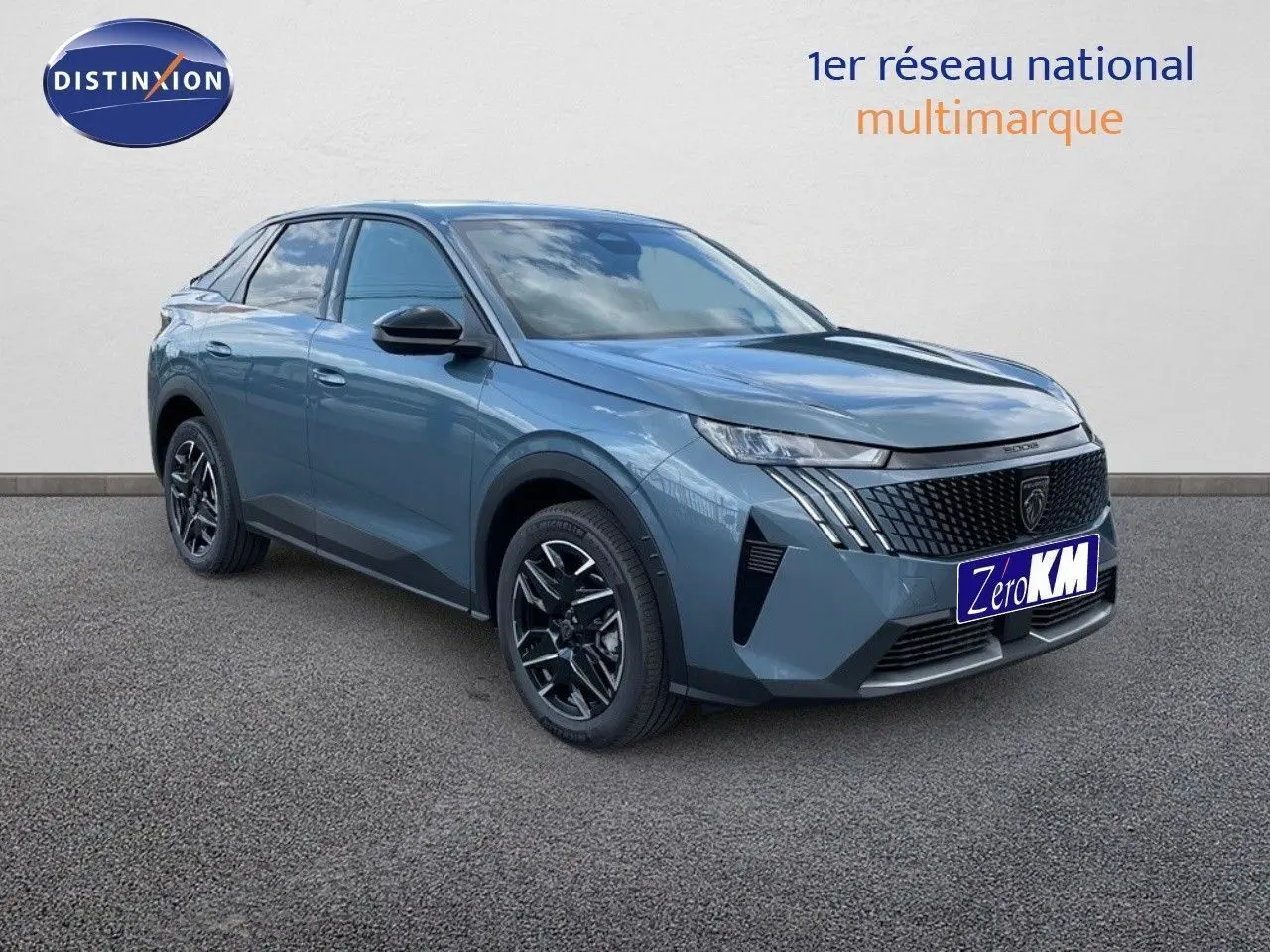 Peugeot 3008 Hybrid bleu Ingara métal en 3/4 avant droit, avec calandre noire et jantes noires brillantes.