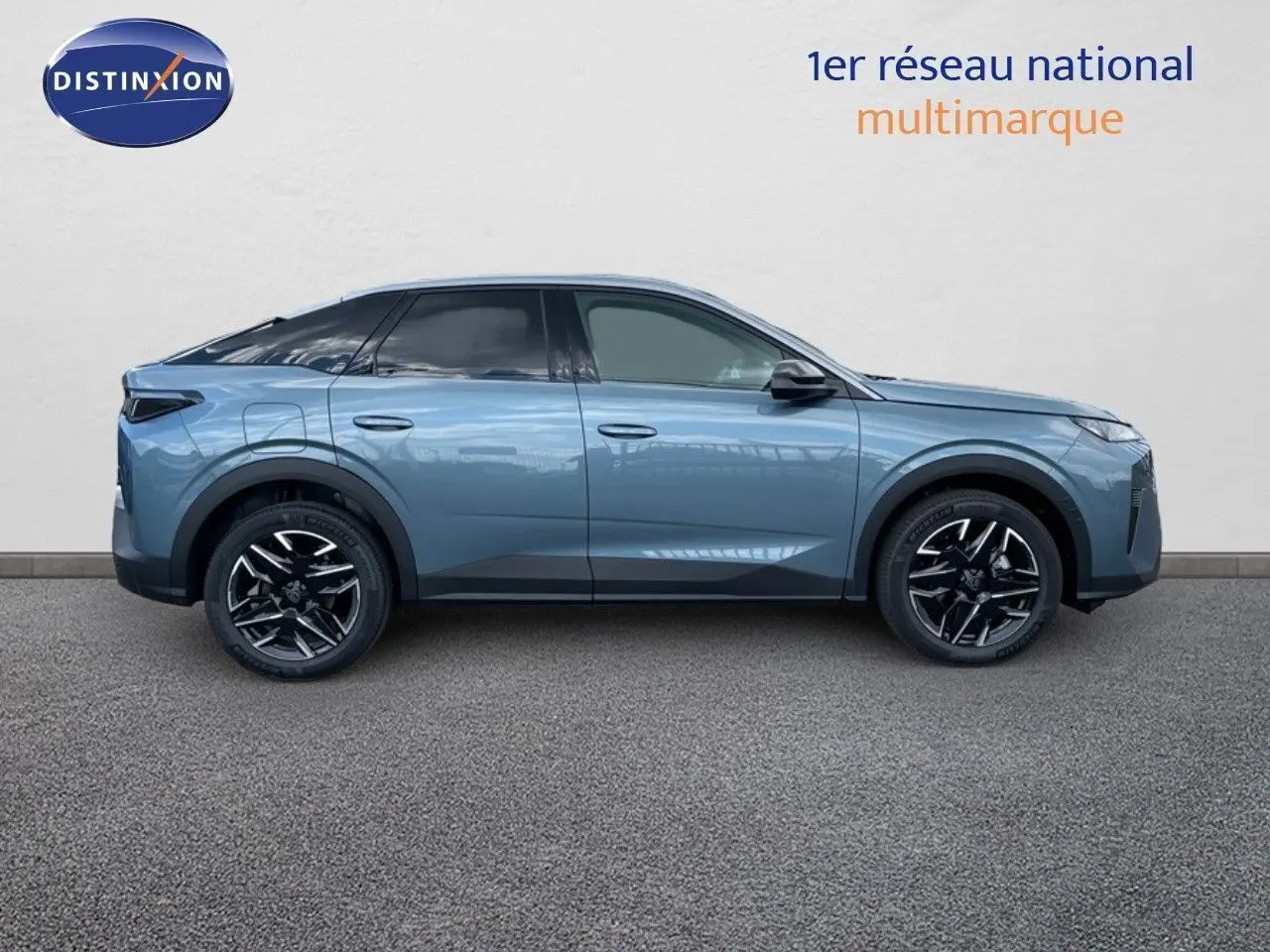 Profil côté droit du Peugeot 3008 Hybrid 136ch Allure bleu Ingaro Metal avec jantes noires et toit noir.