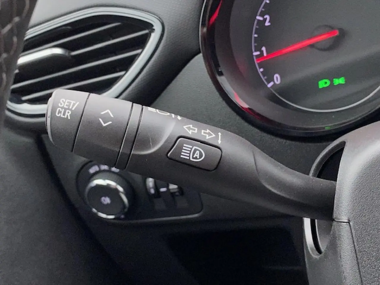 Gros plan sur la manette de clignotants et le compte-tours du tableau de bord intérieur de l'Opel Crossland gris métallisé 2022.