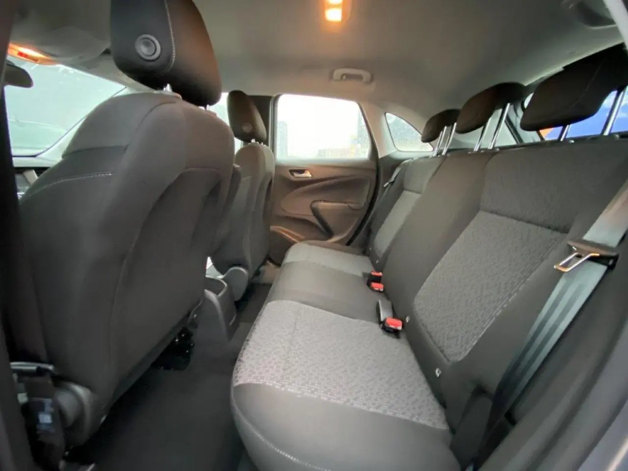 Vue intérieure arrière droite de l'Opel Crossland 2022, montrant les sièges arrière en tissu gris et noir.