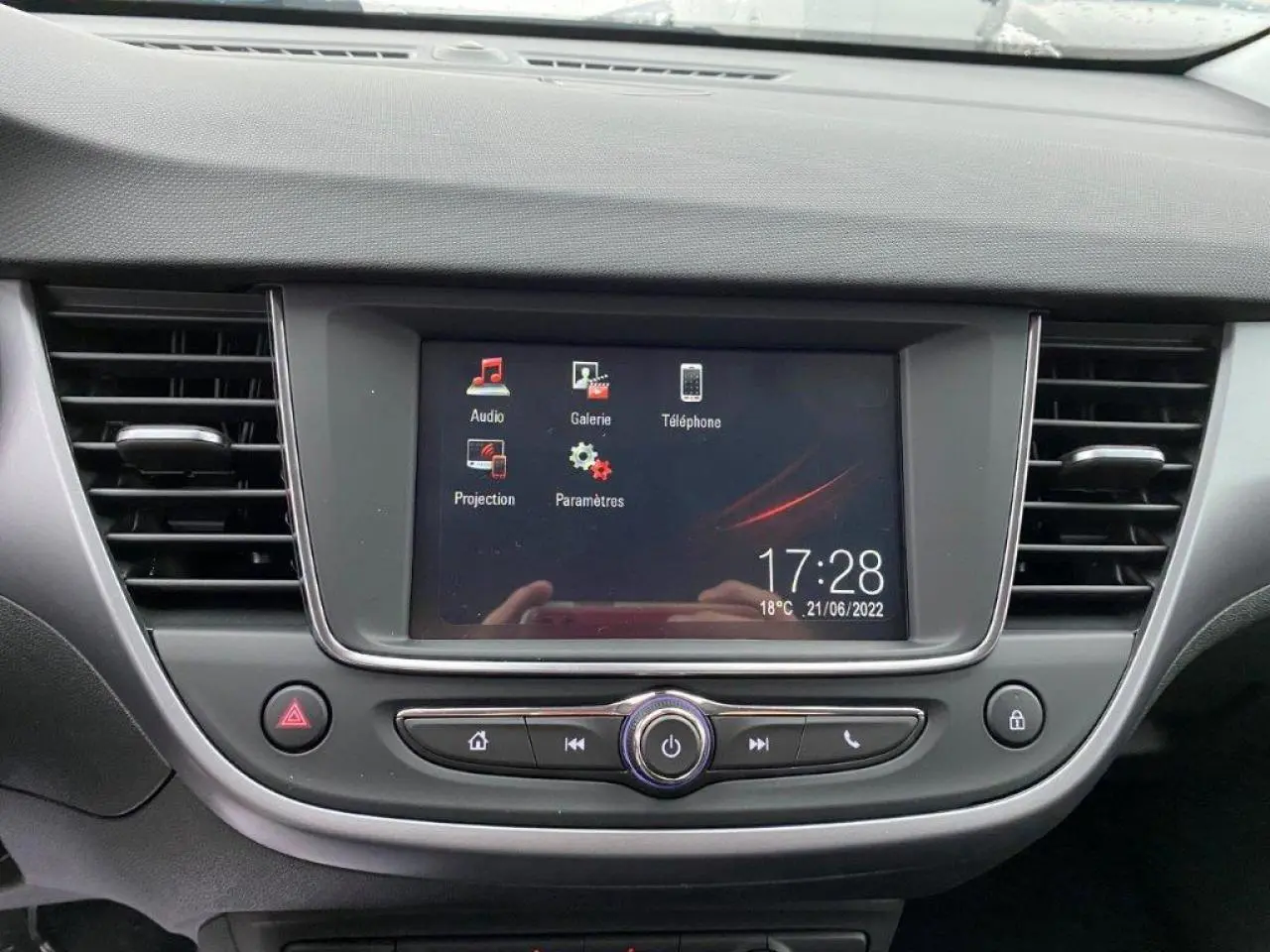 Écran tactile central de l’Opel Crossland gris métallisé 2022 affichant les options audio et téléphone.