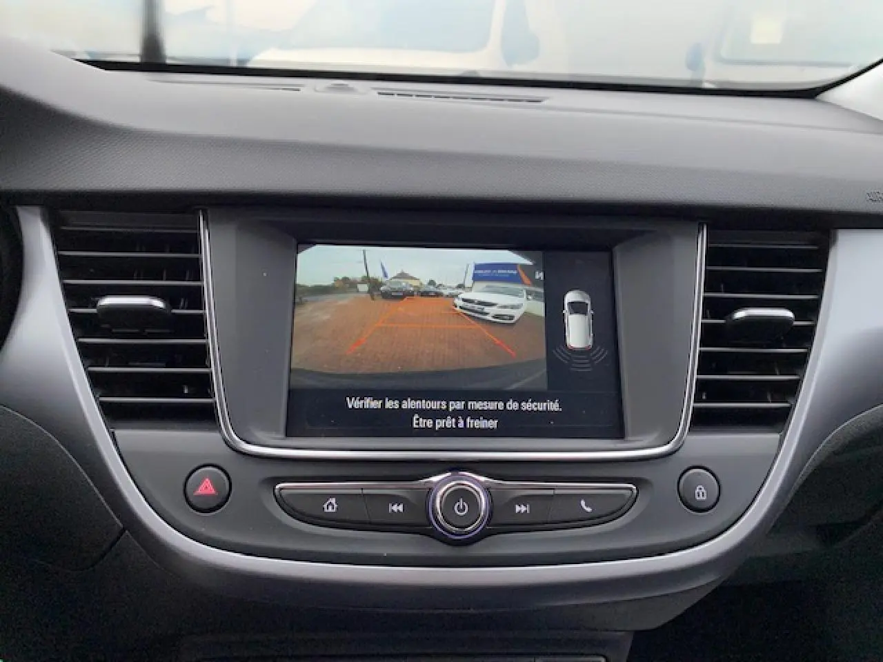 Écran central de l’Opel Crossland 2022 affichant la caméra de recul avec vue arrière et capteurs de proximité.