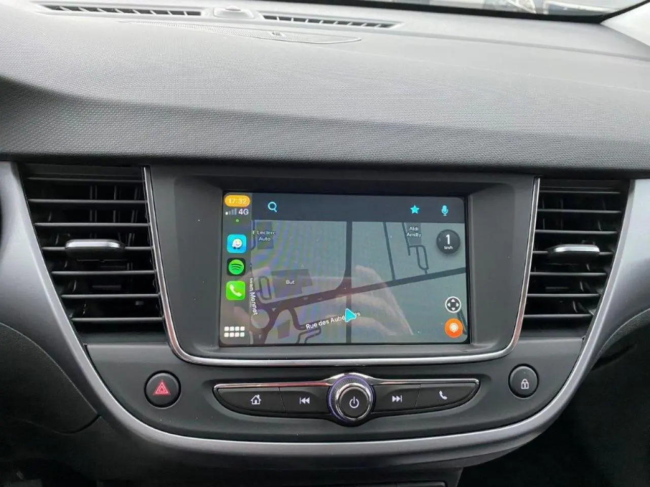 Vue rapprochée de l'écran tactile multimédia 7 pouces de l'Opel Crossland gris métallisé avec navigation affichée.