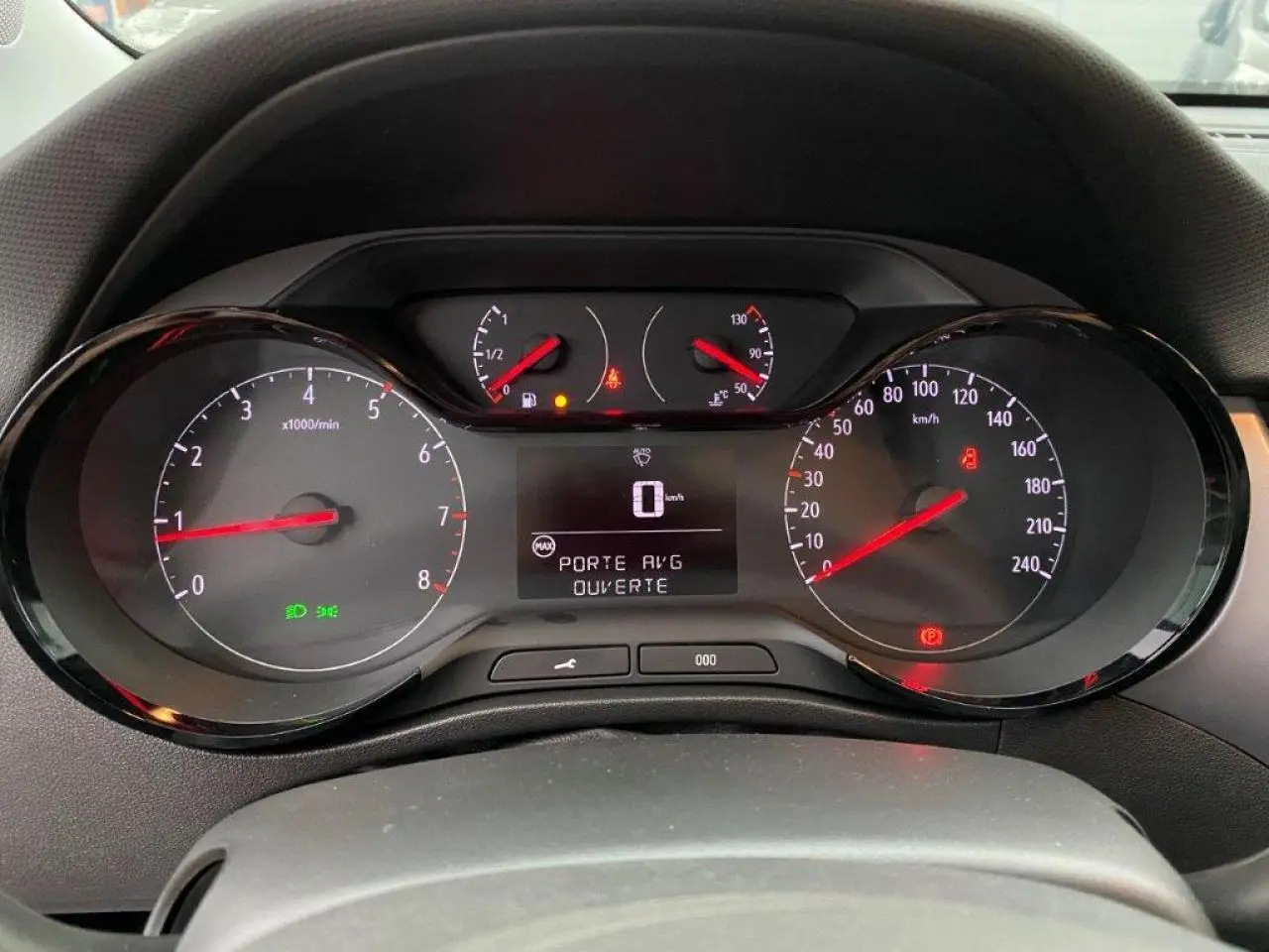 Vue rapprochée du tableau de bord numérique de l'Opel Crossland gris métallisé avec affichage digital et compte-tours analogiques.