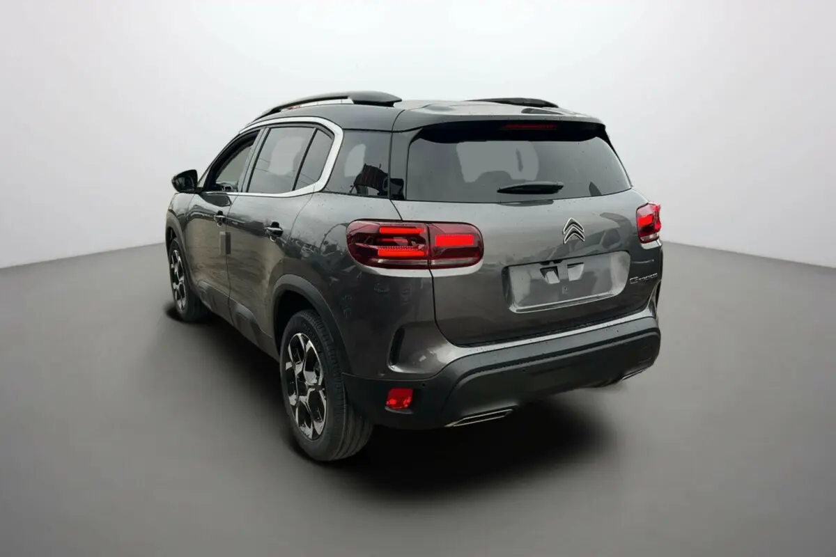 Citroën C5 Aircross Hybrid 145 E-DSC6 Max gris platinium avec toit noir, vue 3/4 arrière côté gauche.