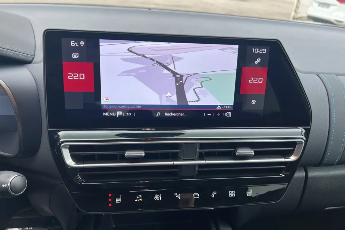 Écran tactile central affichant la navigation et la climatisation dans le tableau de bord du Citroën C5 Aircross Hybrid 2025.
