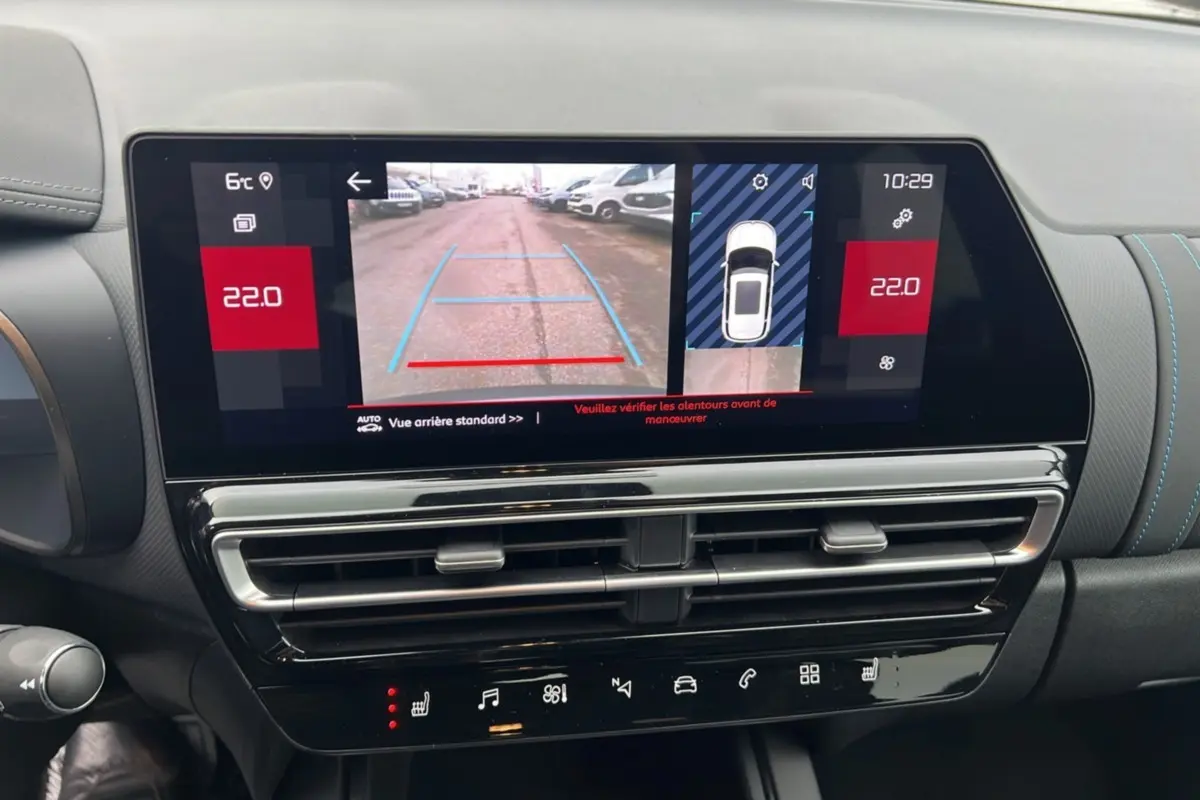 Vue intérieure du tableau de bord du Citroën C5 Aircross Hybrid 2025 avec écran tactile affichant la caméra de recul.