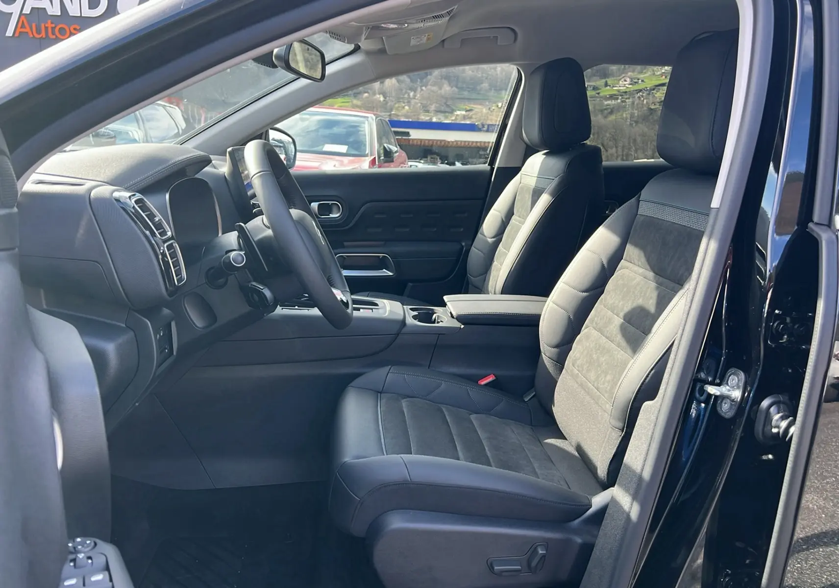 Intérieur côté conducteur du Citroën C5 Aircross Hybrid 145 E-DSC6 Max 2025, sièges cuir et alcantara gris, tableau de bord moderne.