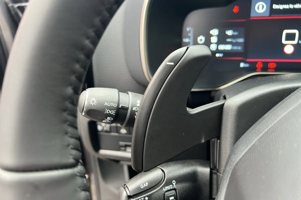 Gros plan sur la palette de changement de vitesse au volant du Citroën C5 Aircross Hybrid 145 gris platinium 2025.