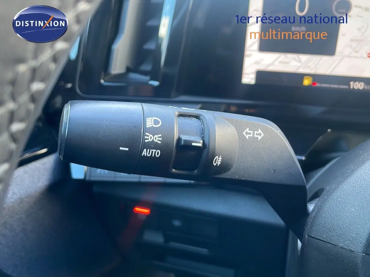 Gros plan sur la commande des feux et clignotants à gauche du volant du Renault Austral blanc glacier 2023.