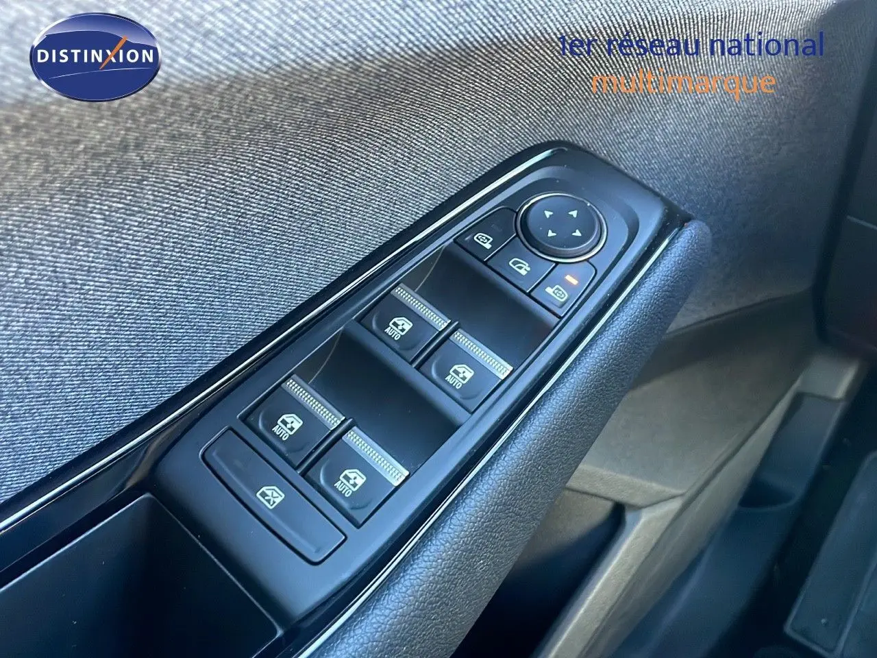 Panneau de commandes des vitres électriques côté gauche dans l'habitacle du Renault Austral blanc glacier 2023.