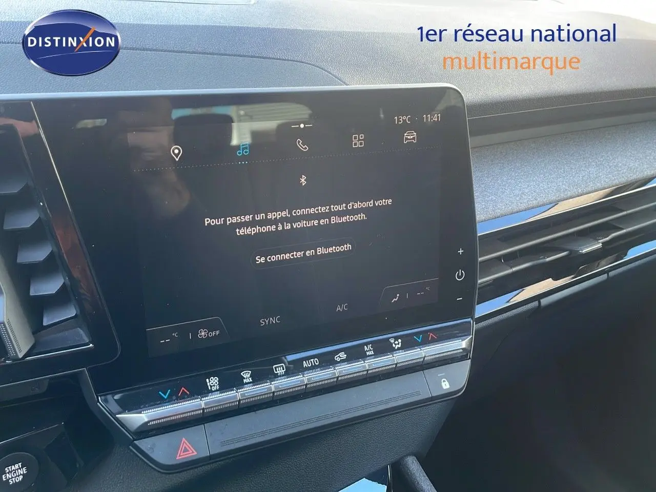 Écran tactile central du tableau de bord du Renault Austral blanc glacier 2023, avec commandes climatisation visibles.