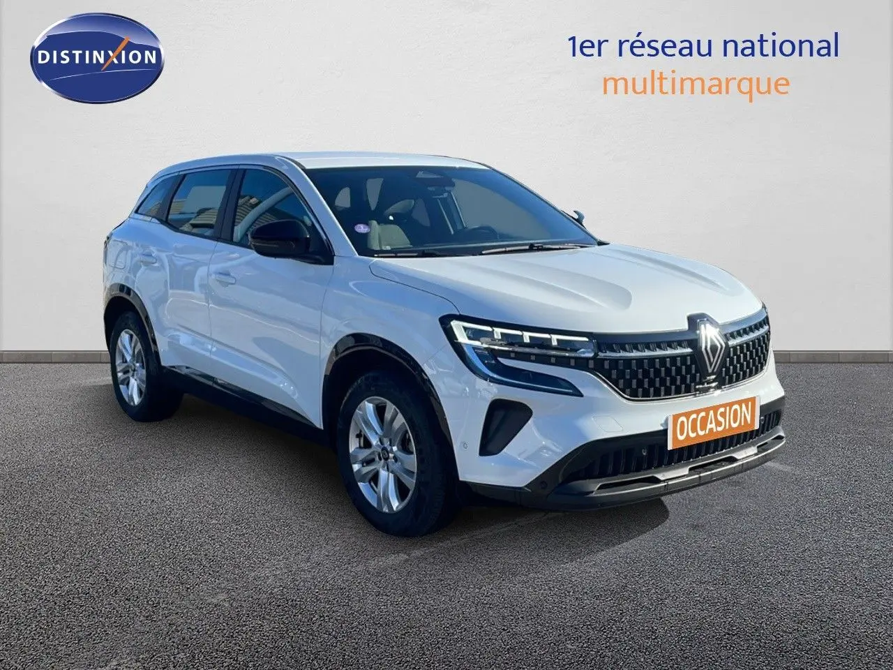 Renault Austral blanc glacier en 3/4 avant droit, mettant en valeur sa calandre distinctive et ses phares LED.