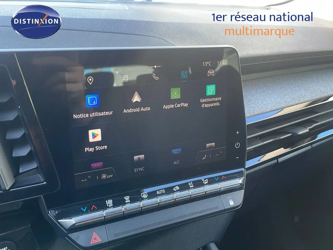Écran tactile central affichant les options Android Auto et Apple CarPlay dans l'habitacle du Renault Austral blanc glacier 2023.
