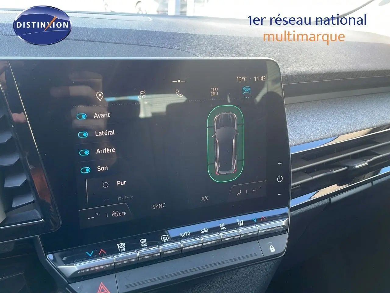 Écran tactile du tableau de bord du Renault Austral blanc glacier 2023 montrant les options de caméra et climatisation.