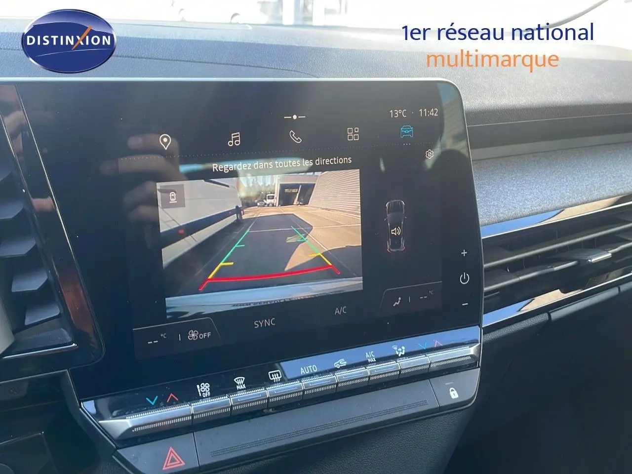 Écran tactile intérieur du Renault Austral blanc glacier 2023 montrant la caméra de recul avec guidage dynamique.