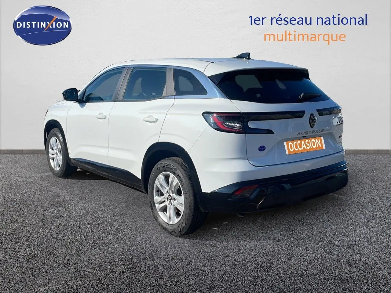 Renault Austral blanc glacier vu en 3/4 arrière droit, avec feux LED et toit noir contrasté.