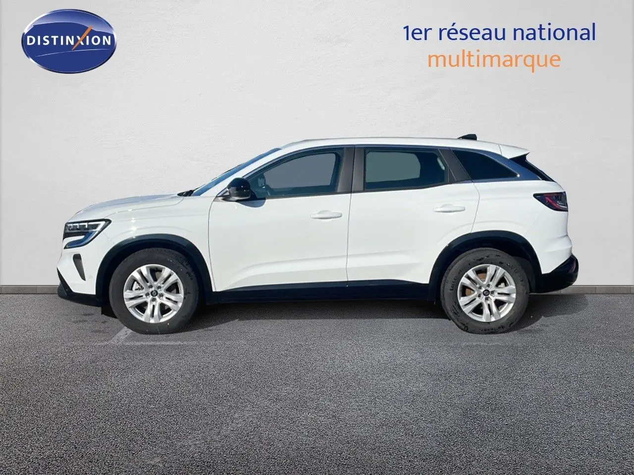 Profil côté gauche du Renault Austral blanc glacier hybride 2023 avec jantes alliage et toit noir contrasté.