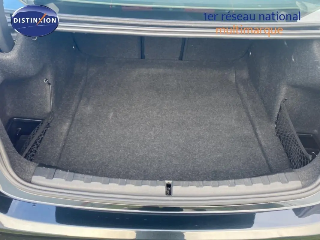 Coffre ouvert noir de BMW Série 3 G20 318d Edition Sport, vue plongeante sur l’espace de rangement vide.