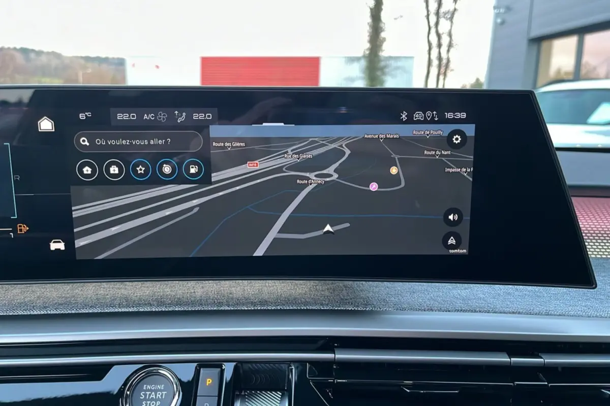 Écran tactile central du tableau de bord du Peugeot 5008 Hybrid 2025 affichant la navigation GPS.