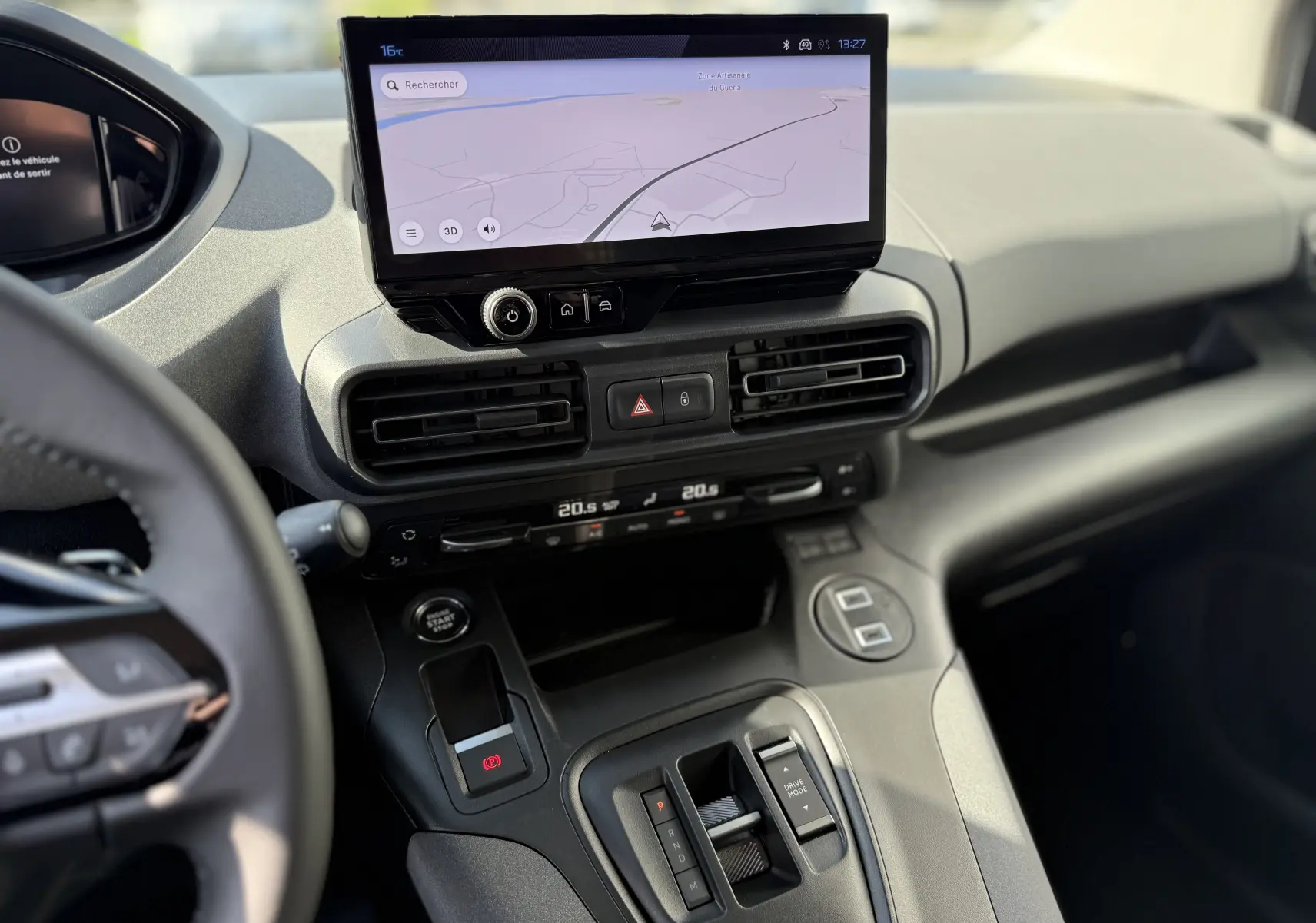 Vue rapprochée de la console centrale du Peugeot Rifter noir Perla Nera 2026, avec écran tactile et commandes de climatisation.