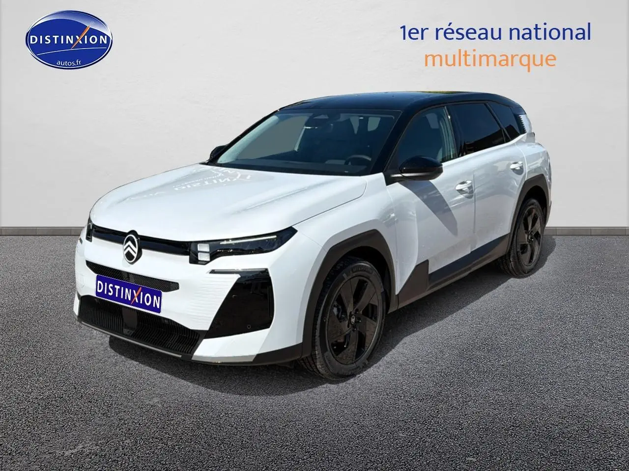 Vue 3/4 avant d'un Citroën C5 Aircross blanc avec toit noir et jantes alliage noires sur fond neutre.