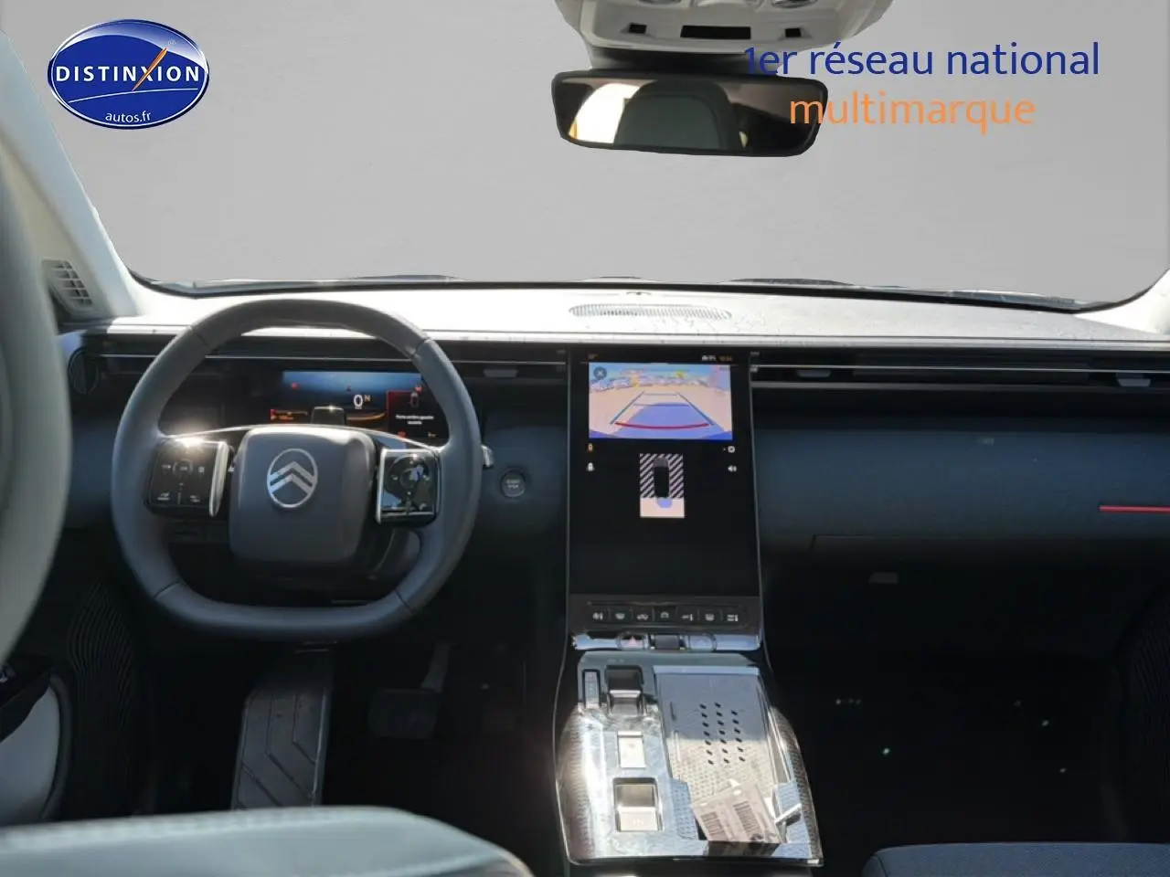 Intérieur avant du Citroën C5 Aircross blanc/noir 2026, tableau de bord moderne avec écran tactile vertical et volant multifonction.