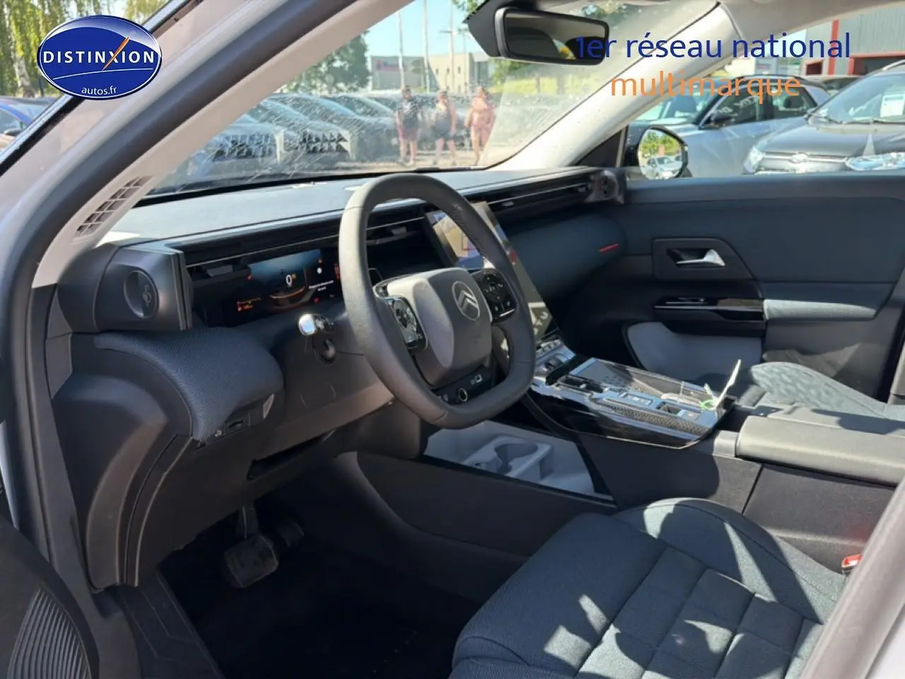 Vue intérieure côté conducteur du Citroën C5 Aircross blanc/noir 2026, tableau de bord numérique et console centrale moderne.