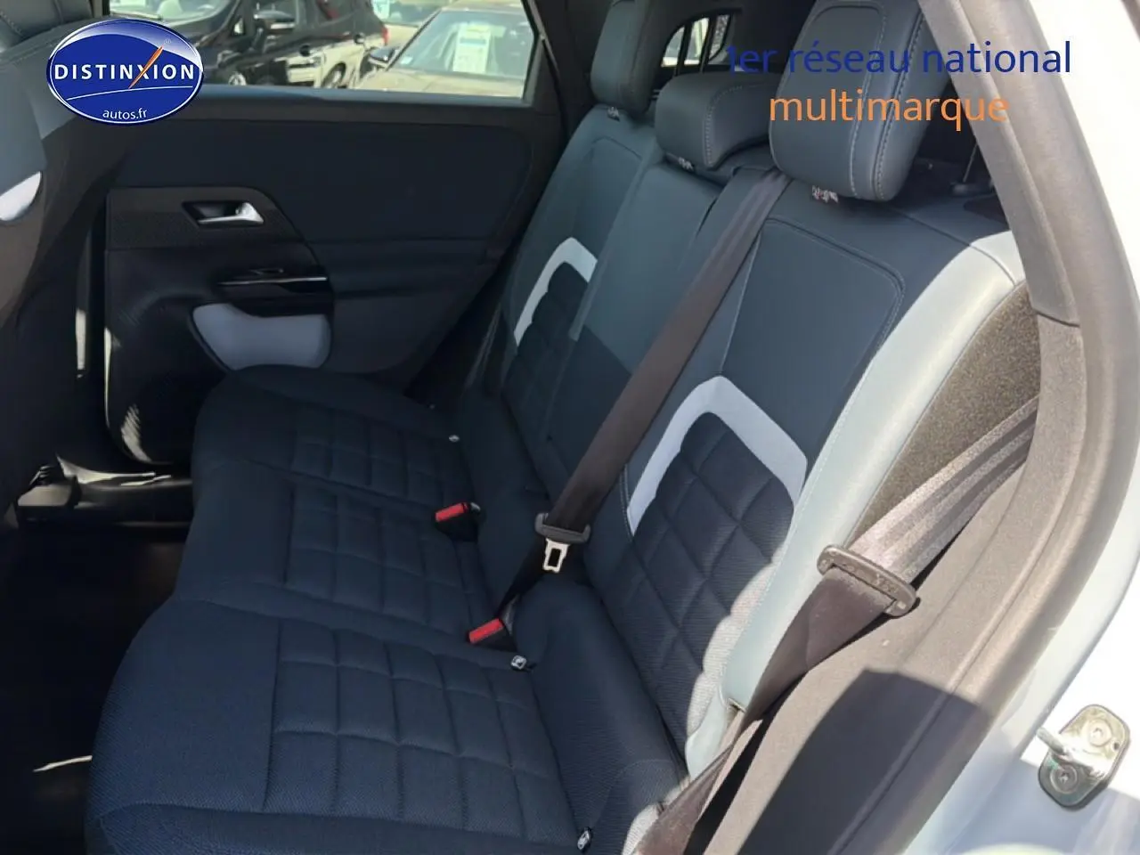 Vue intérieure côté droit sur la banquette arrière bi-ton bleu et gris du Citroën C5 Aircross blanc 2026.
