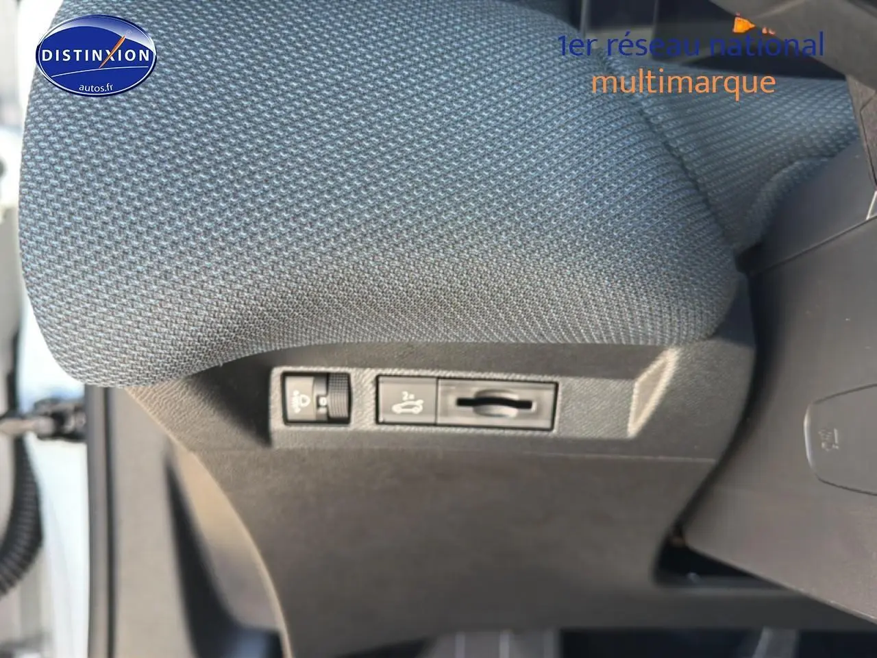 Détail des commandes sous le siège conducteur du Citroën C5 Aircross blanc et noir, vue intérieure rapprochée.