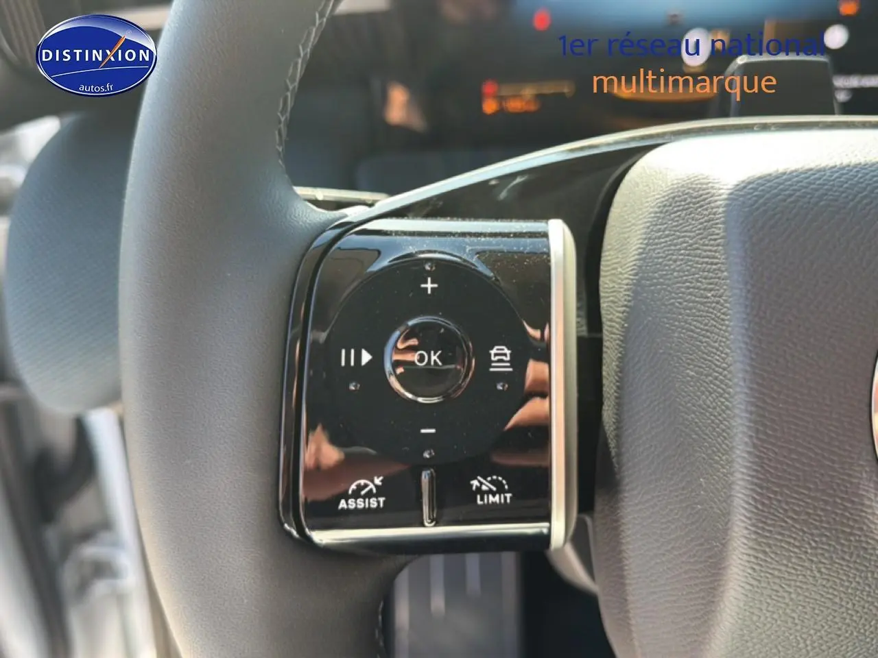 Gros plan sur les commandes au volant noir du Citroën C5 Aircross 2026 hybride, avec fonction assistée et limiteur.