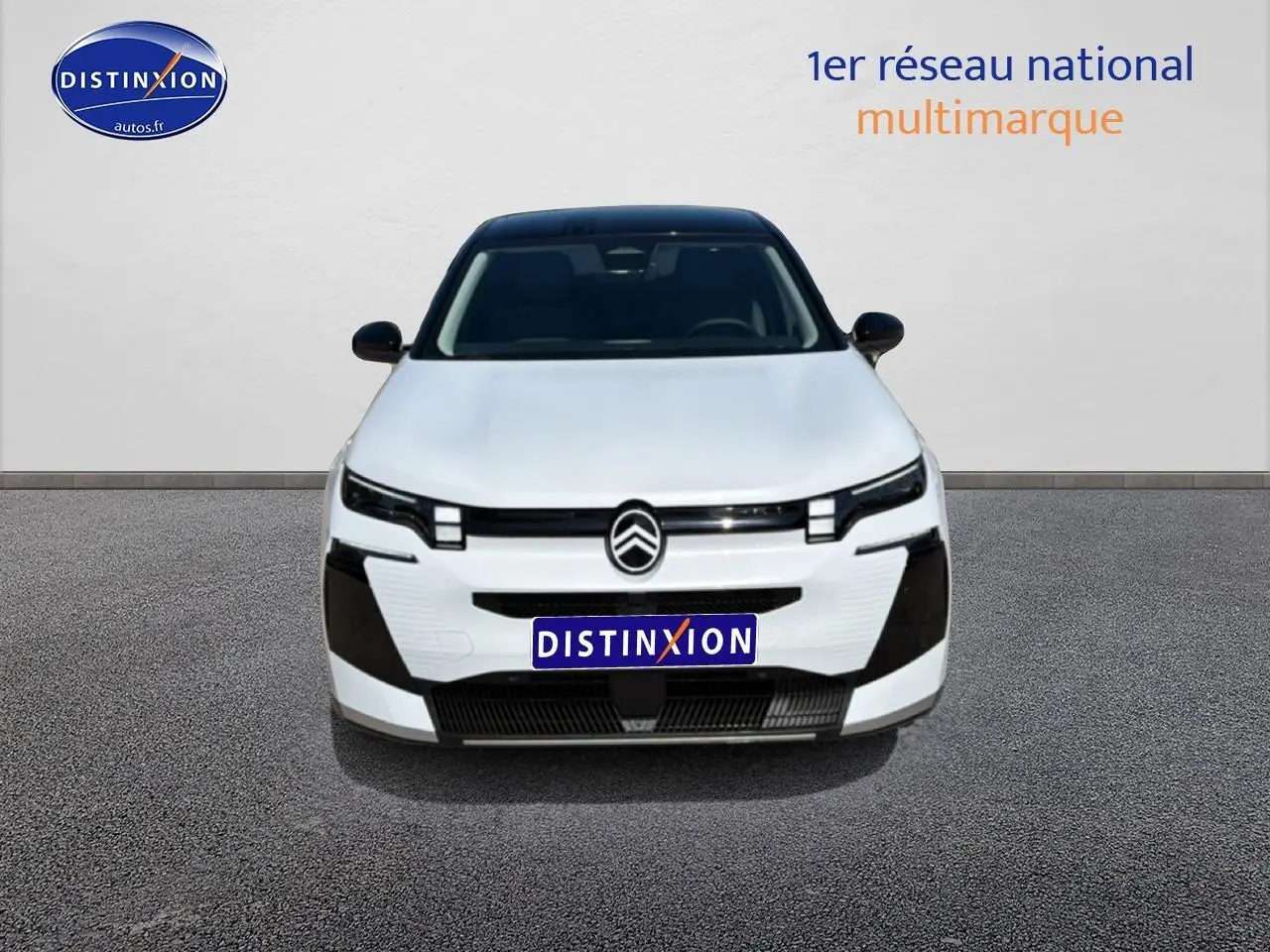 Vue frontale du Citroën C5 Aircross blanc à toit noir, mettant en valeur sa calandre moderne et ses phares LED distinctifs.