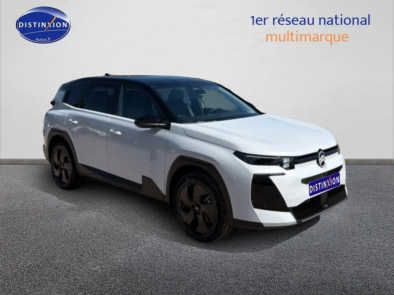 Citroën C5 Aircross hybride blanc et noir en 3/4 avant, avec toit noir et jantes alliage sombres.