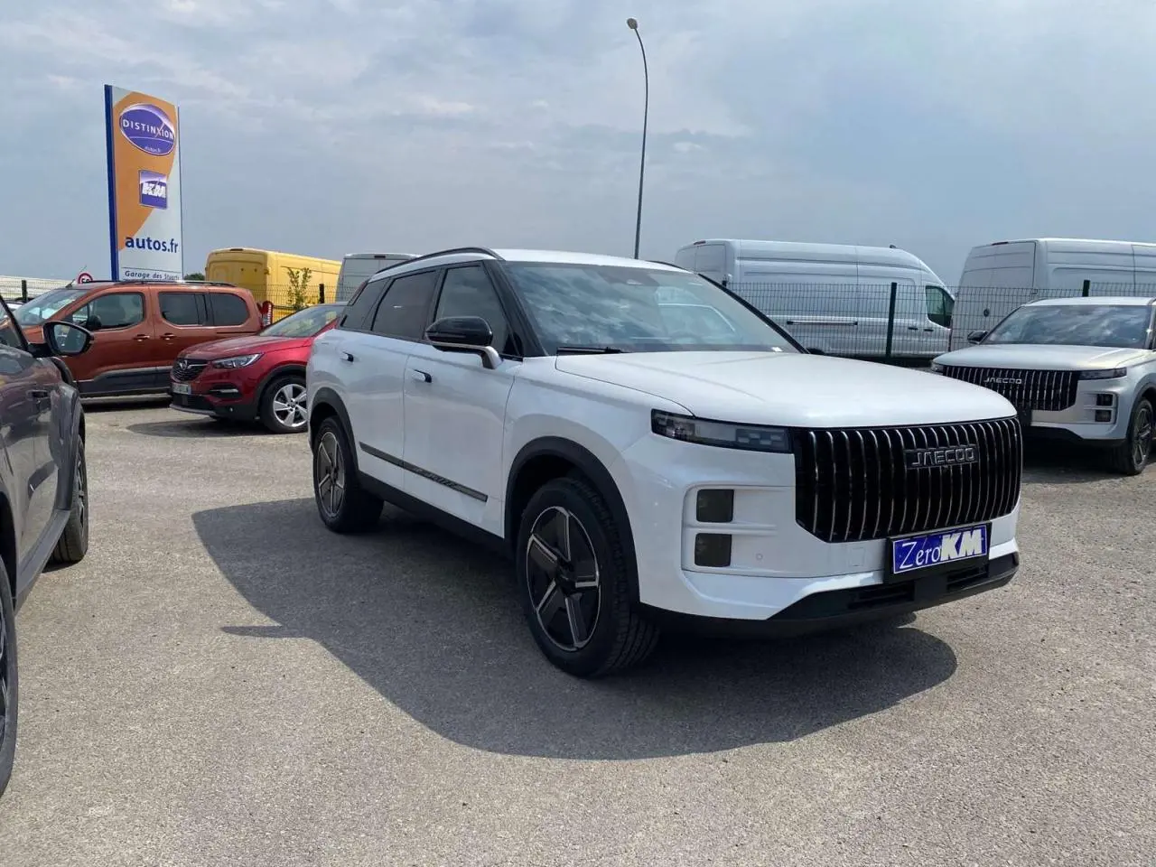 SUV JAECOO J7 blanc khaki en 3/4 avant droit, avec calandre verticale noire distinctive et jantes modernes.