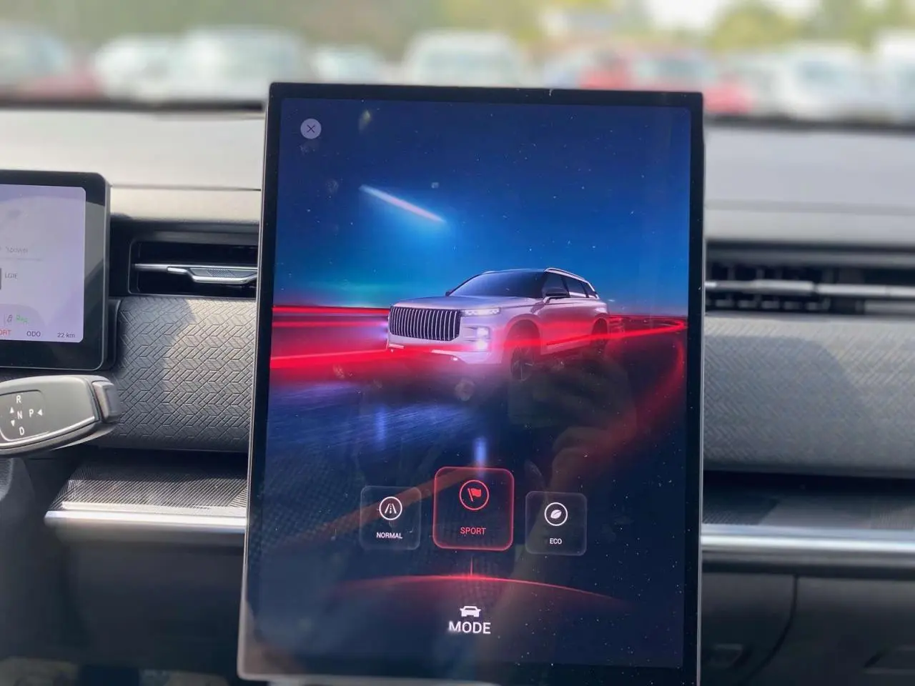 Écran central montrant le SUV JAECOO J7 blanc khaki en mode sport avec effets lumineux rouges, vue de face.