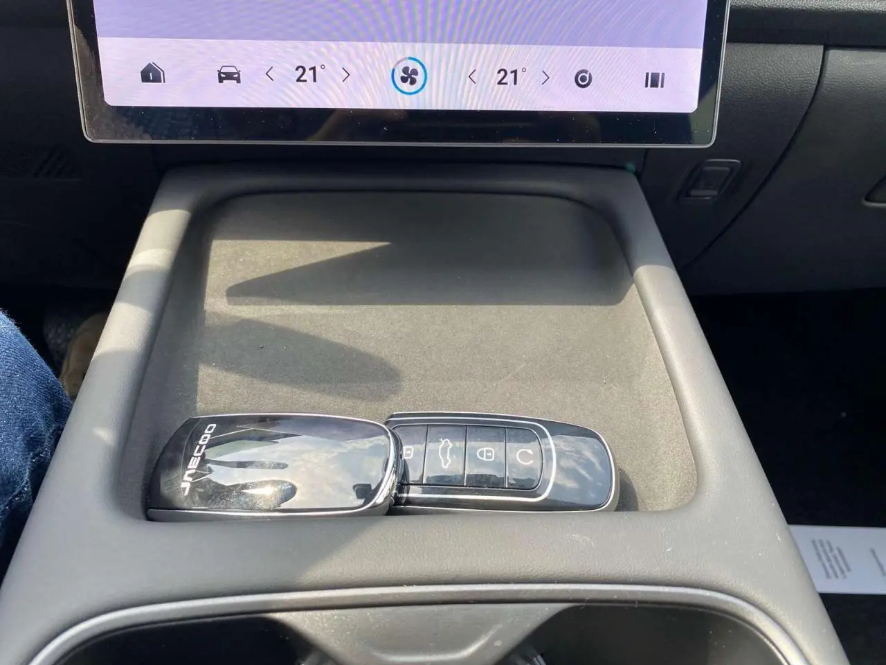 Clé de voiture JAECOO J7 posée sur la console centrale, vue rapprochée de l'intérieur du SUV blanc khaki 2026.