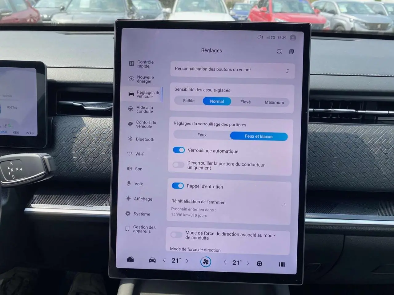 Écran tactile central en mode réglages dans l’habitacle d’un SUV JAECOO J7 blanc khaki, vue de face.