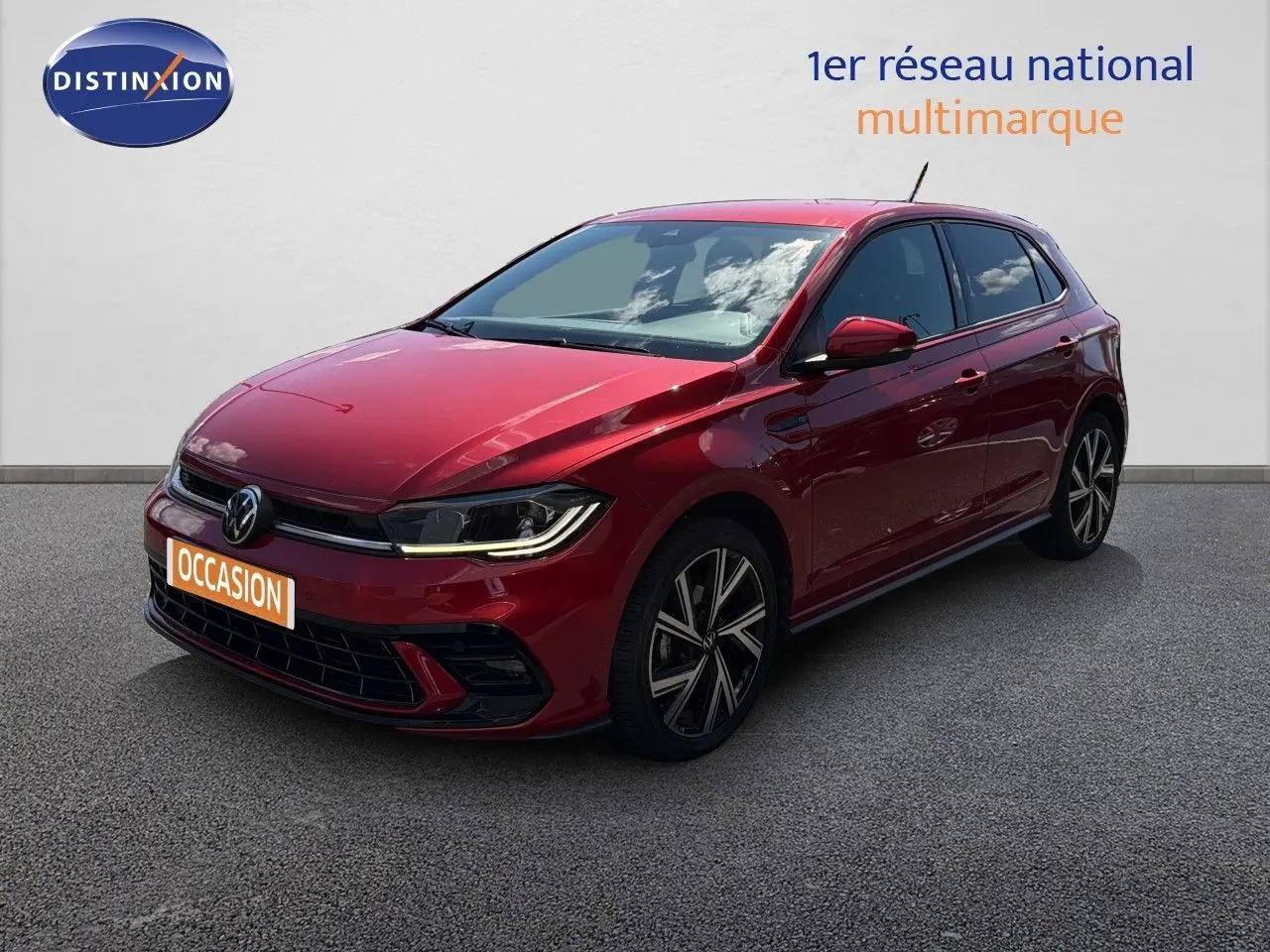 Volkswagen Polo 1.0 TSI R-Line rouge roi vue 3/4 avant droit avec jantes alliage et phares LED allumés.