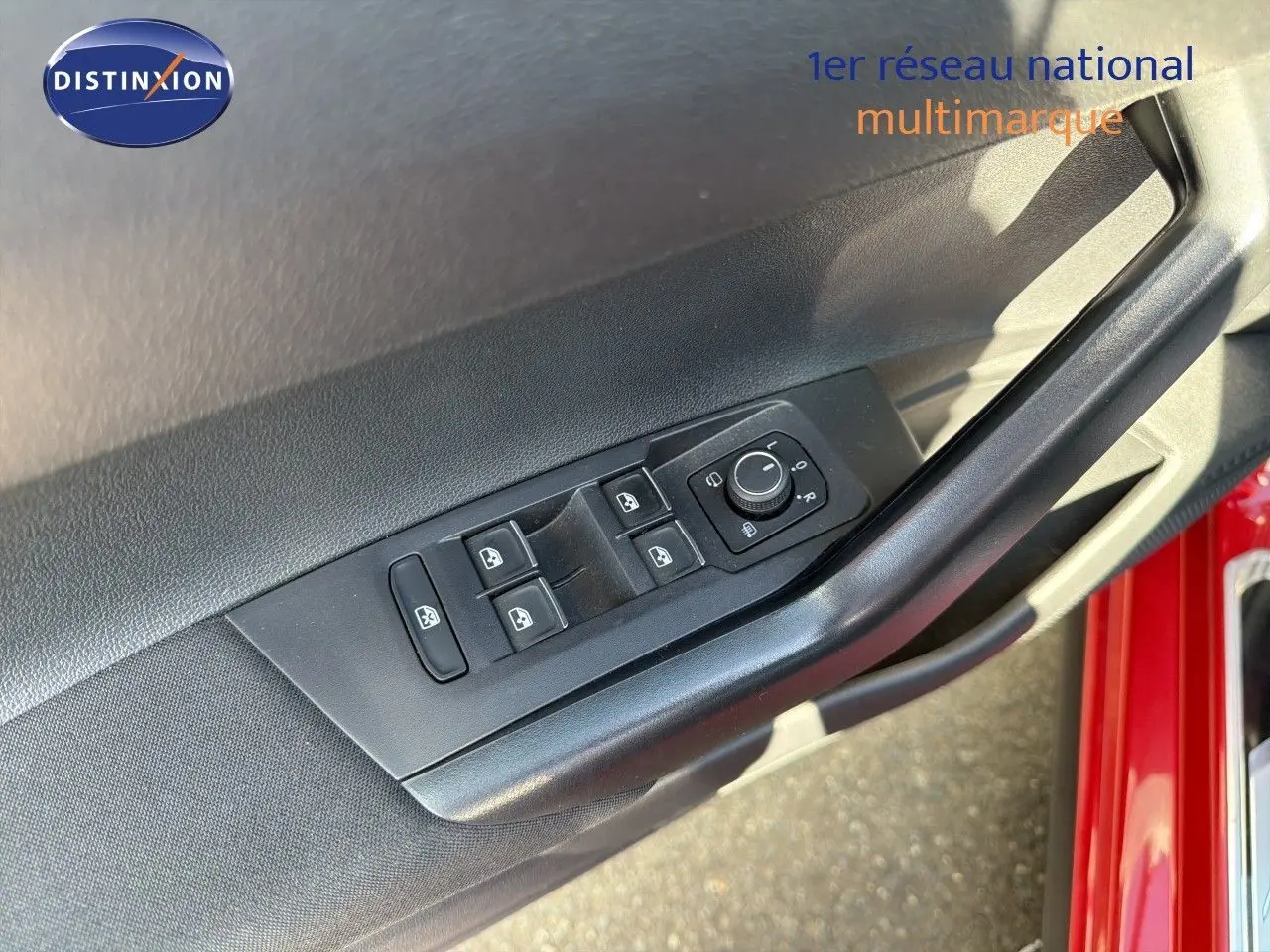 Gros plan sur la commande des vitres et rétroviseurs côté conducteur d'une Volkswagen Polo rouge Roi 2023.