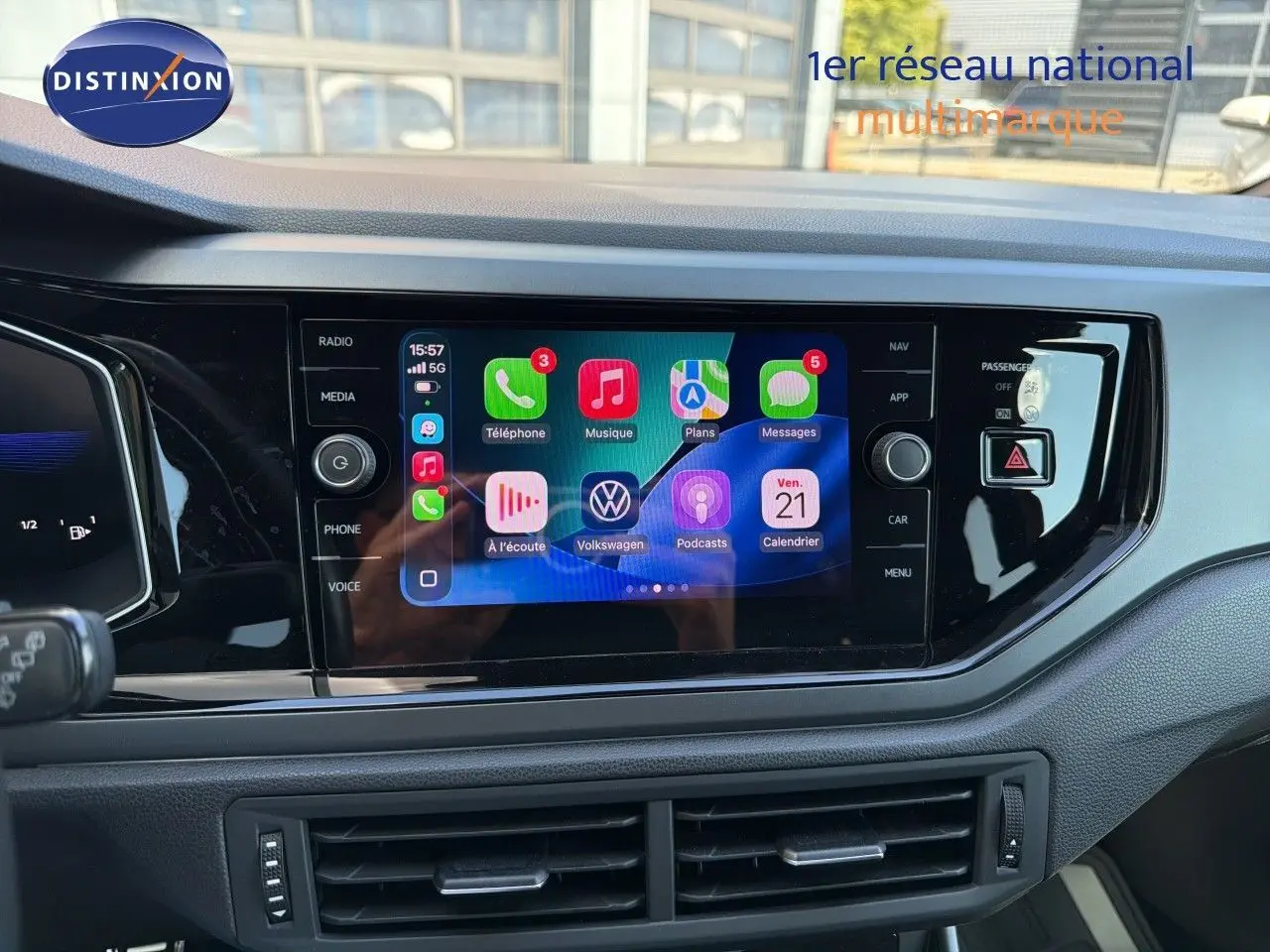 Tableau de bord de Volkswagen Polo rouge Roi 2023, écran tactile central affichant Apple CarPlay, vue intérieure frontale.
