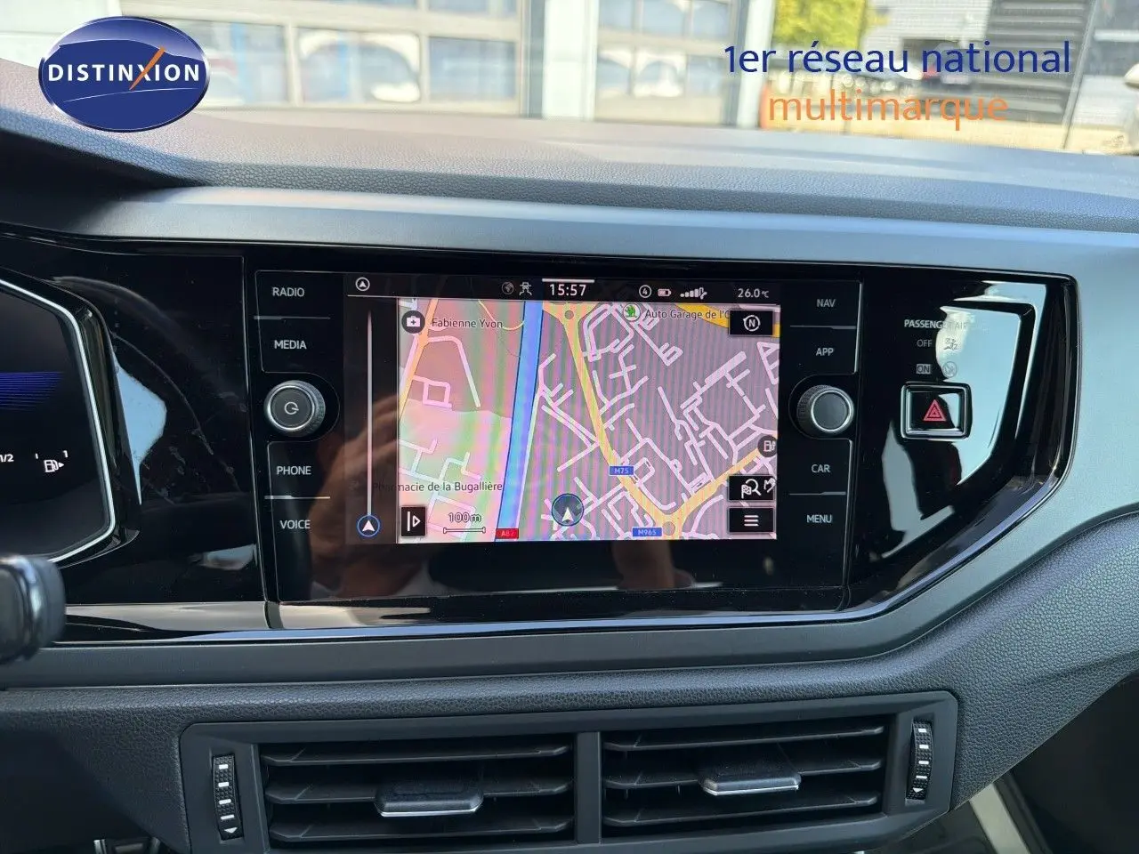 Vue rapprochée de l'écran tactile intérieur affichant le système d'aide au stationnement d'une Volkswagen Polo 2023.