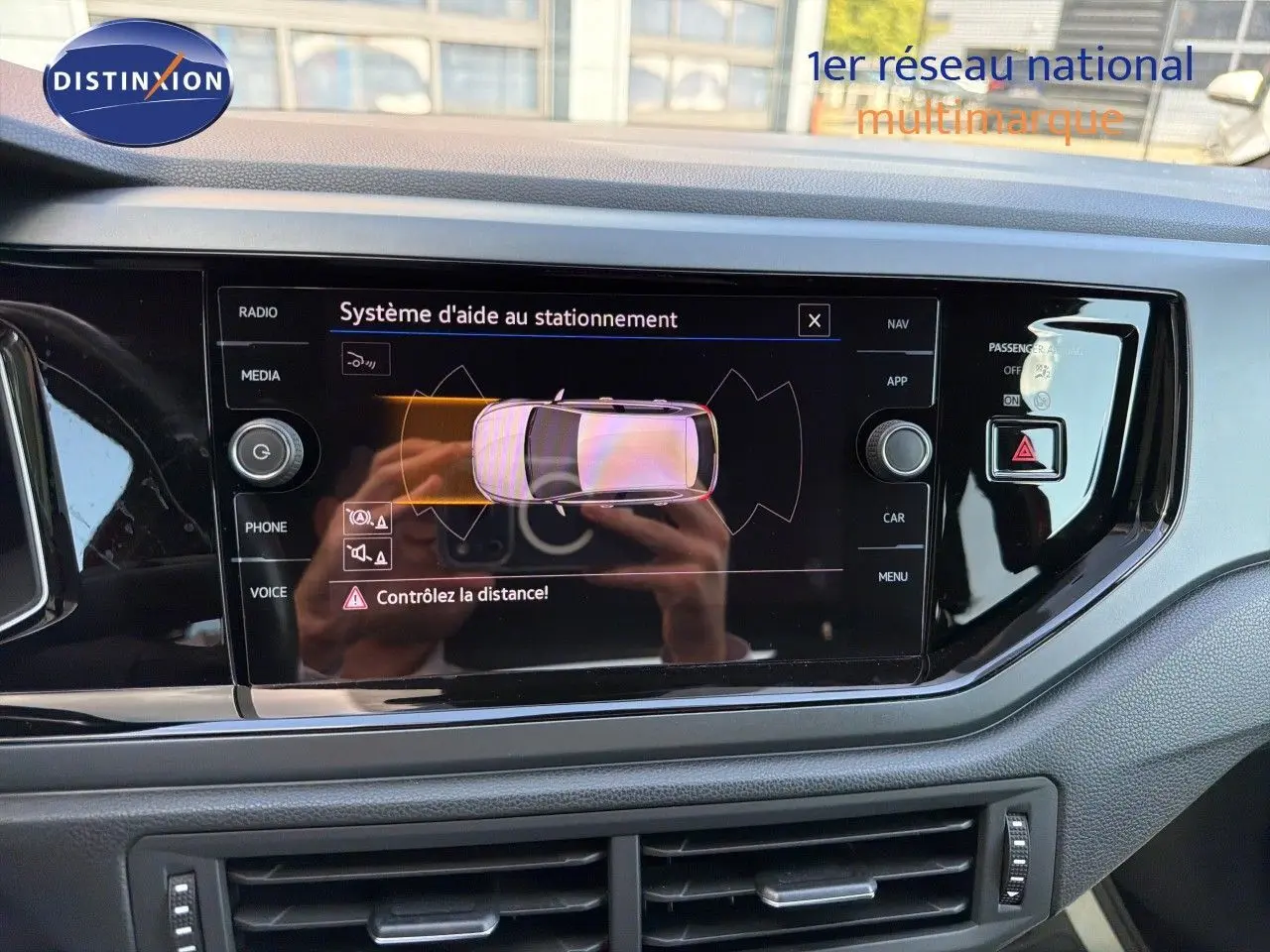 Tableau de bord de Volkswagen Polo 1.0 TSI 95 R-Line 2023 avec écran tactile de navigation allumé, vue frontale intérieure.